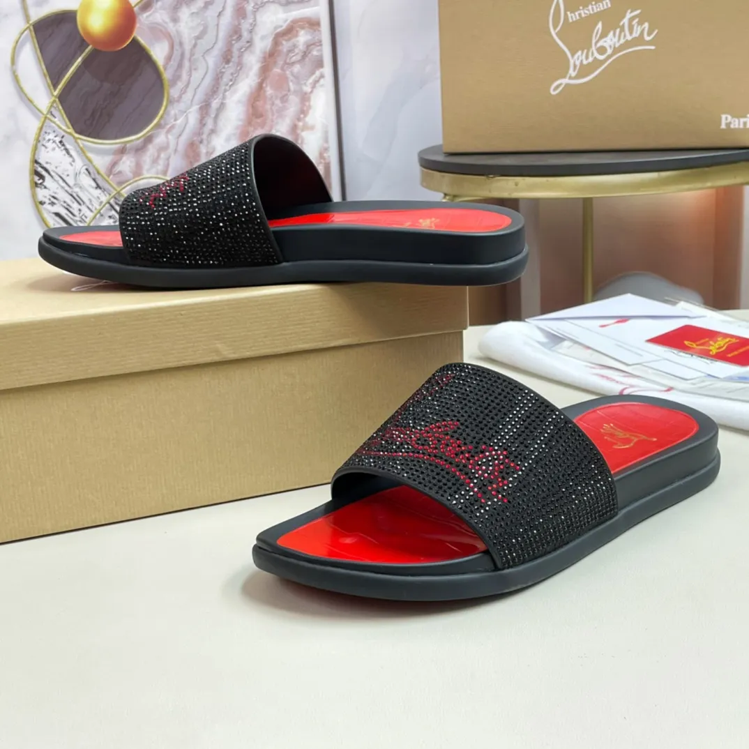 [CL red sole shoes] P: 340💰 size 38-45 Men’s classic slippers, made on the official website 1:1, the original factory specializes in original materials ➖ OEM 3D printed patterns, all hand-made with hot-drilled diamonds ➖ Ultra-light anti-slip outsole. Super fashionable and super comfortable, handsome on the feet, a must-have for men in summer! !